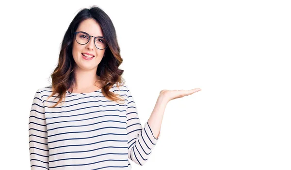 Schöne Junge Brünette Frau Trägt Lässige Kleidung Und Brille Lächelnd — Stockfoto