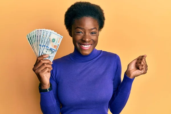Chica Afroamericana Joven Sosteniendo Dólares Gritando Orgulloso Celebrando Victoria Éxito —  Fotos de Stock
