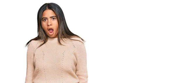 Menina Latina Usando Suéter Inverno Rosto Choque Olhando Cético Sarcástico — Fotografia de Stock