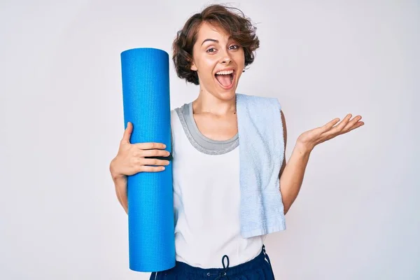 Jeune Femme Hispanique Tenant Tapis Yoga Célébrant Réalisation Avec Sourire — Photo