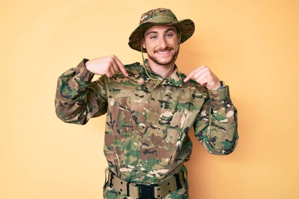 Jeune Homme Caucasien Portant Uniforme Armée Camouflage Regardant Confiant Avec — Photo