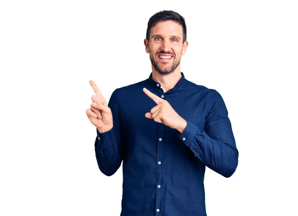 Joven Hombre Guapo Con Camisa Casual Sonriendo Mirando Cámara Apuntando — Foto de Stock