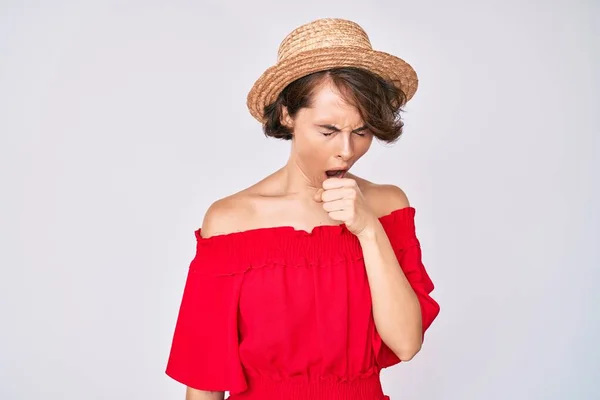 Mujer Hispana Joven Que Usa Sombrero Verano Sintiéndose Mal Tosiendo — Foto de Stock