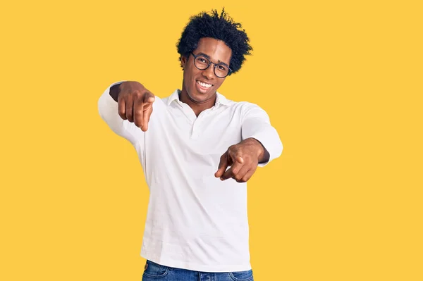 Afro Saçlı Sıradan Giyinmiş Gözlüklü Yakışıklı Afro Amerikalı Adam Seni — Stok fotoğraf