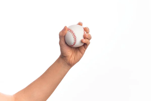 Mão Caucasiano Jovem Segurando Bola Beisebol Sobre Fundo Branco Isolado — Fotografia de Stock