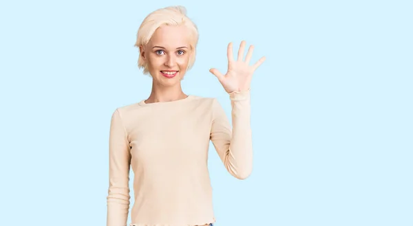 Młoda Blondynka Luźnych Ubraniach Pokazuje Wskazuje Palcami Numer Pięć Uśmiechając — Zdjęcie stockowe