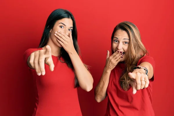 Familia Hispana Madre Hija Vistiendo Ropa Casual Sobre Fondo Rojo —  Fotos de Stock