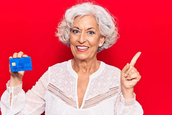 Senior Mulher Cabelos Grisalhos Segurando Cartão Crédito Sorrindo Feliz Apontando — Fotografia de Stock
