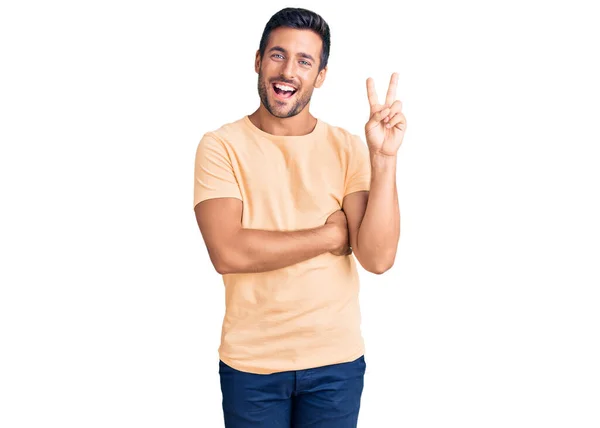 Jovem Hispânico Vestindo Roupas Casuais Sorrindo Com Rosto Feliz Piscando — Fotografia de Stock