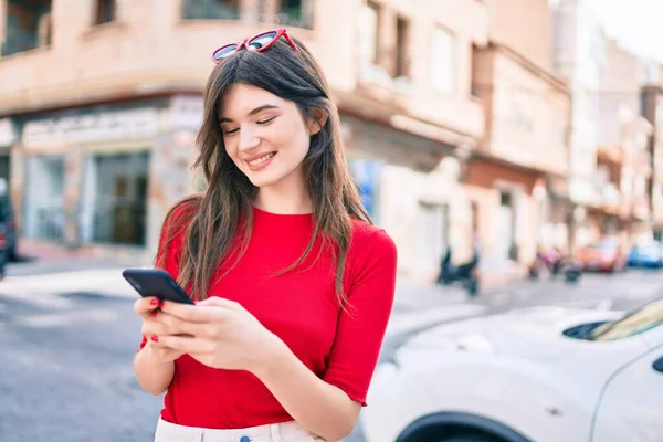 Młoda Kaukaska Kobieta Uśmiechnięta Szczęśliwy Pomocą Smartfona Spacery Mieście — Zdjęcie stockowe
