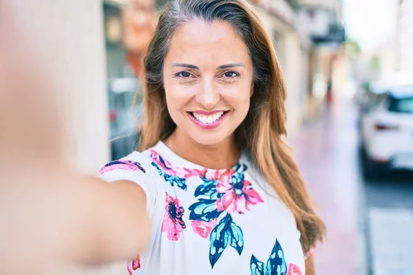 Junge Hispanische Frau Lächelt Glücklich Und Macht Selfie Mit Der — Stockfoto