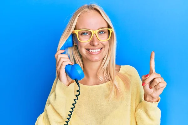 Jovencita Rubia Sosteniendo Teléfono Vintage Sonriendo Con Una Idea Pregunta —  Fotos de Stock