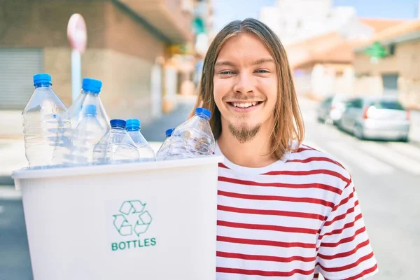 Jovem Caucasiano Com Cabelos Longos Loiros Barba Reciclando Garrafas Plástico — Fotografia de Stock