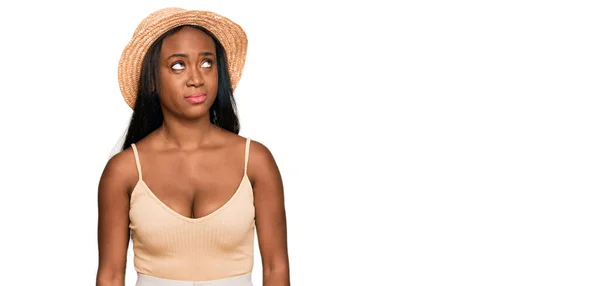 Jovem Mulher Negra Usando Chapéu Verão Sorrindo Olhando Para Lado — Fotografia de Stock