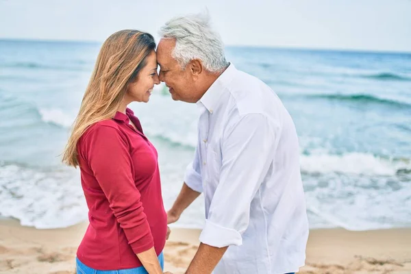 Medioevo Coppia Ispanica Sorridente Felice Abbracciando Piedi Spiaggia — Foto Stock