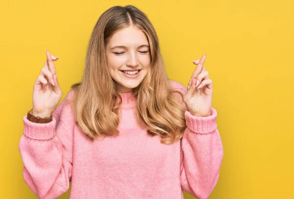 Mooi Jong Kaukasisch Meisje Draagt Casual Winter Trui Gebaren Vinger — Stockfoto