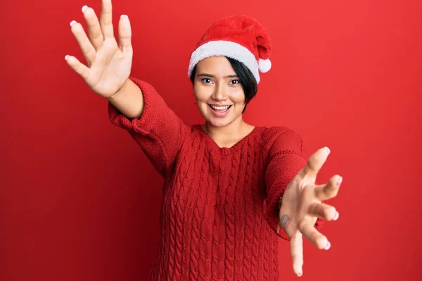 Mulher Bonita Com Cabelo Curto Usando Chapéu Natal Olhando Para — Fotografia de Stock