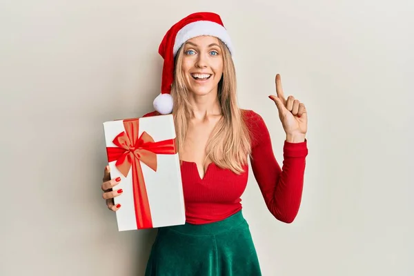 Mooie Blanke Vrouw Draagt Kerstmuts Houdt Een Geschenk Vast Met — Stockfoto