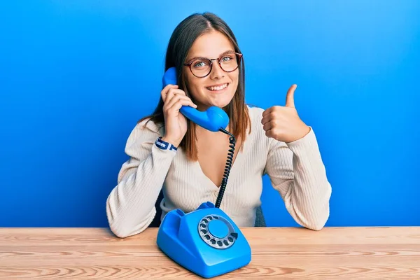 Jonge Blanke Vrouw Spreken Vintage Telefoon Glimlachen Gelukkig Positief Duim — Stockfoto