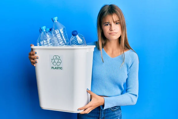 10代の白人の少女は ペットボトルの懐疑的で緊張した 問題のために動揺を眉をひそめて リサイクルバッグを保持しています 否定的な人 — ストック写真