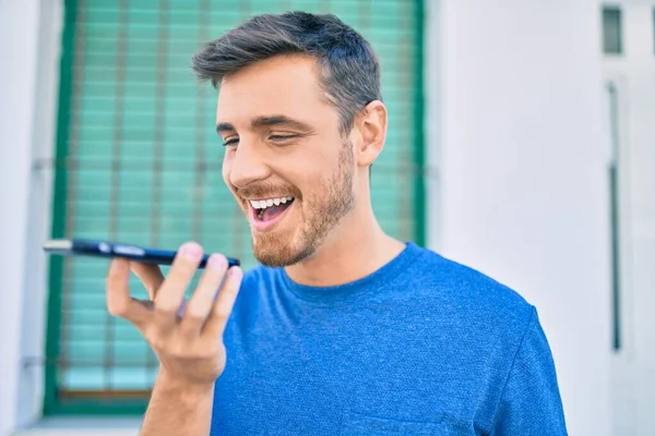 Giovane Uomo Caucasico Sorridente Felice Invio Messaggi Vocali Utilizzando Smartphone — Foto Stock