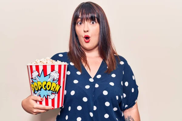 Young Size Woman Holding Popcorn Scared Amazed Open Mouth Surprise — Stock Photo, Image