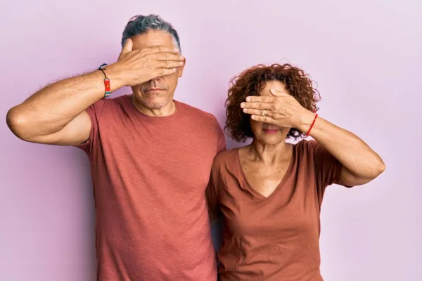 Hermosa Pareja Mediana Edad Con Ropa Casual Cubriendo Los Ojos —  Fotos de Stock