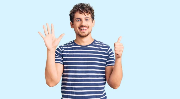 Jovem Homem Bonito Com Cabelo Encaracolado Vestindo Roupas Casuais Mostrando — Fotografia de Stock