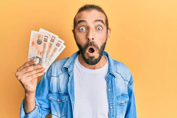 Uzun Saçlı Sakallı Çekici Bir Adam Elinde Sterlin Tutuyor Banknotlar — Stok fotoğraf