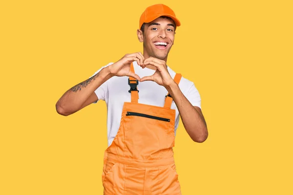 Ung Vacker Afrikansk Amerikansk Man Klädd Handyman Uniform Ler Förälskad — Stockfoto