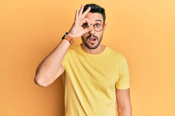 Ung Latinamerikansk Man Klädd Avslappnade Kläder Och Glasögon Gör Gest — Stockfoto