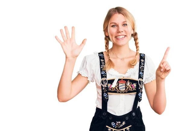 Ung Vacker Blond Kvinna Bär Oktoberfest Klänning Visar Och Pekar — Stockfoto