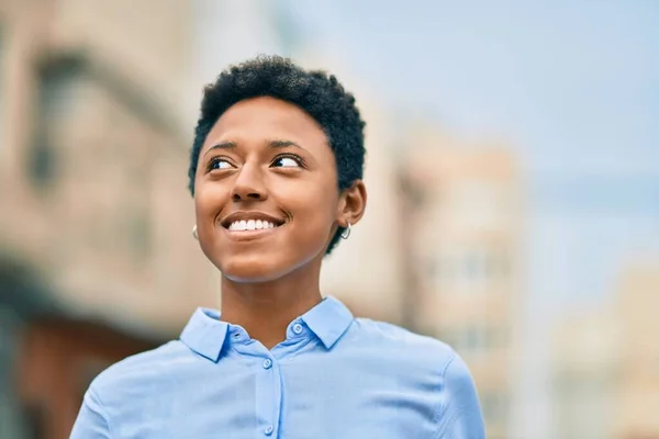 Joven Afroamericana Americana Sonriendo Feliz Pie Ciudad — Foto de Stock