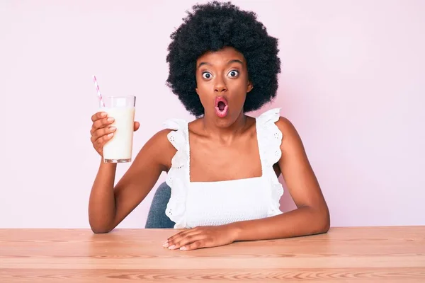 Jonge Afro Amerikaanse Vrouw Met Een Glas Melk Bang Verbaasd — Stockfoto