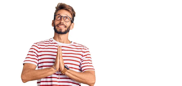 Bello Uomo Biondo Con Barba Indossa Abiti Casual Occhiali Mendicare — Foto Stock