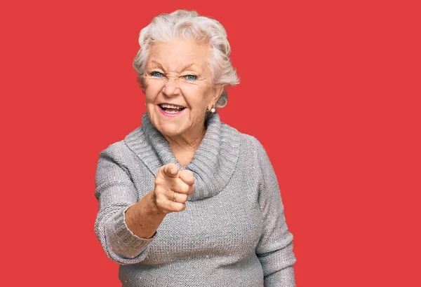 Kış Süveteri Giyen Yaşlı Gri Saçlı Kadın Kameraya Kızgın Sinirli — Stok fotoğraf