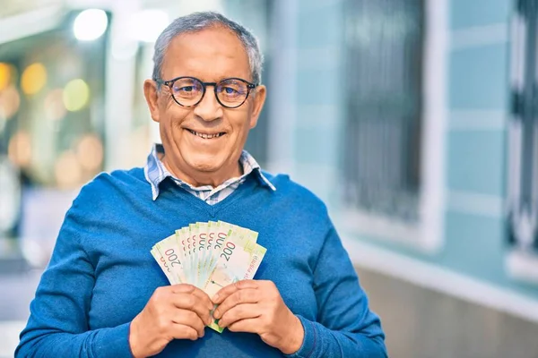 Hombre Pelo Gris Mayor Sonriendo Feliz Sosteniendo Billetes Rublo Rusos —  Fotos de Stock