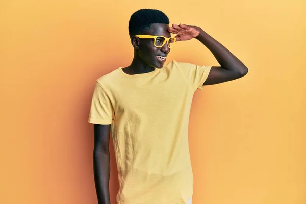 Joven Hombre Afroamericano Vistiendo Ropa Casual Gafas Muy Feliz Sonriente — Foto de Stock