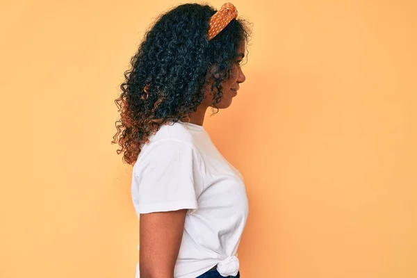 Молодая Африканская Американка Повседневной Одежде Смотрит Сторону Расслабиться Профиль Позировать — стоковое фото