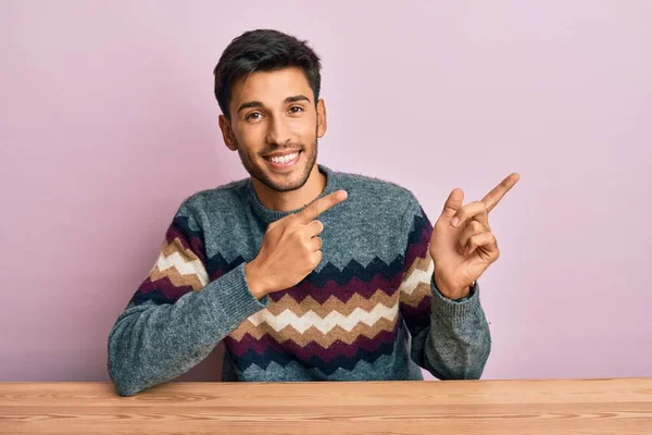 Junger Gutaussehender Mann Lässigem Winterpullover Sitzt Lächelnd Auf Dem Tisch — Stockfoto