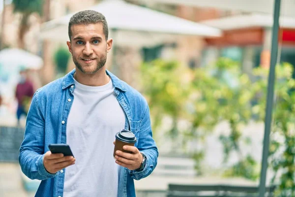 Joven Hombre Caucásico Usando Smartphone Bebiendo Café Ciudad —  Fotos de Stock