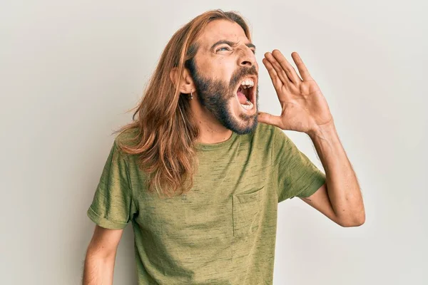 Привабливий Чоловік Довгим Волоссям Бородою Повсякденному Одязі Кричить Кричить Голосно — стокове фото