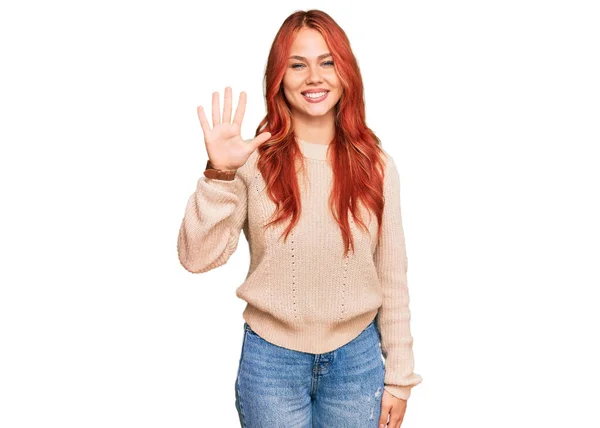 年轻的红头发女人穿着休闲地冬季毛衣 手指着五号 面带微笑 自信而快乐 — 图库照片