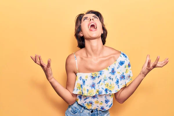 Young Beautiful Woman Wearing Casual Clothes Crazy Mad Shouting Yelling — Stock Photo, Image