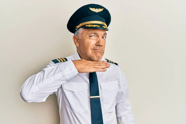 Stilig Medelålders Mogen Man Bär Flygplan Pilot Uniform Skära Halsen — Stockfoto