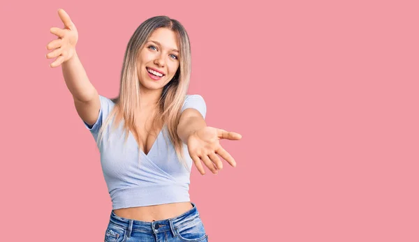 Joven Mujer Rubia Hermosa Con Ropa Casual Mirando Cámara Sonriendo — Foto de Stock