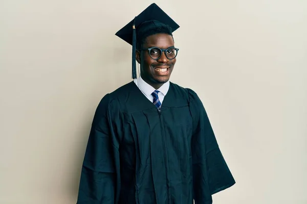 Bel Homme Noir Portant Une Casquette Graduation Une Robe Cérémonie — Photo