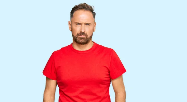 何人かの中年男性は 問題のために動揺を眉をひそめて 懐疑的で緊張したカジュアルな赤いTシャツを着ていた 否定的な人 — ストック写真
