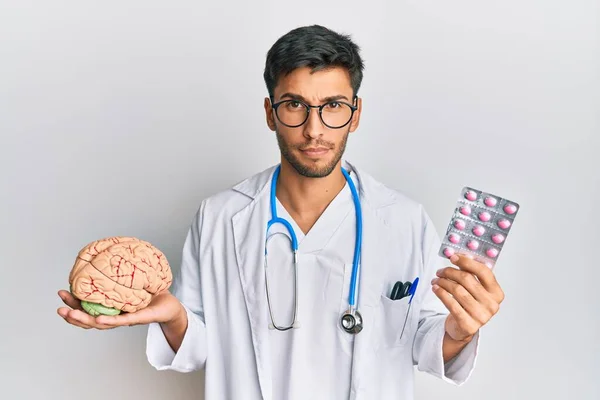 Homem Bonito Jovem Segurando Cérebro Pílulas Como Conceito Saúde Mental — Fotografia de Stock