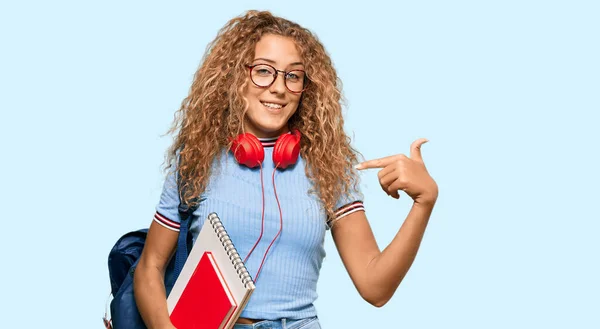 Menina Adolescente Caucasiana Bonita Segurando Mochila Estudantil Livros Apontando Dedo — Fotografia de Stock